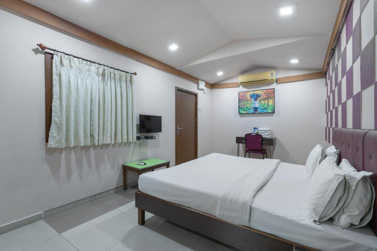 Capital O 47539Capital O Umbergaon Club Hotel Umargām Kültér fotó